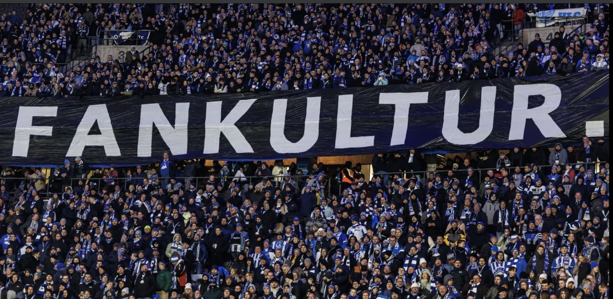 Hertha-BSC-Fans bei Protest im Olympiastadion Foto: Andreas Gora / dpa