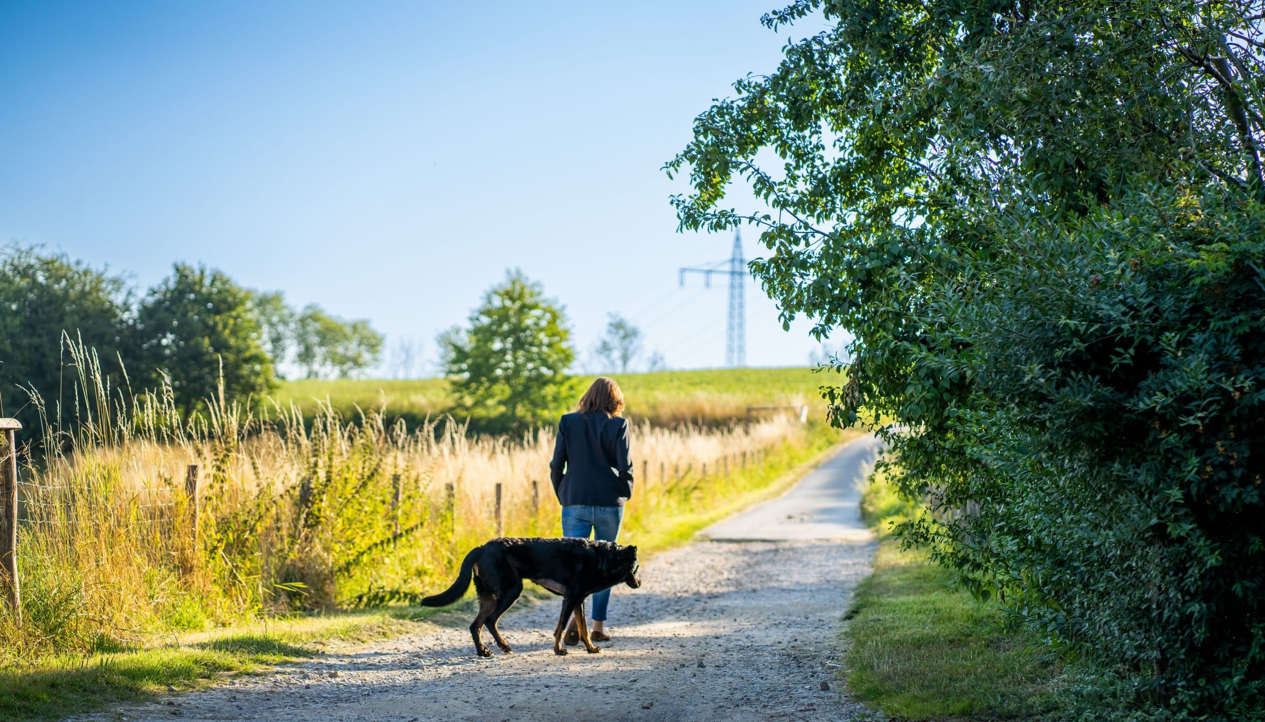 Ophelia Nick beim Spaziergang mit Hund von hintern fotografiert