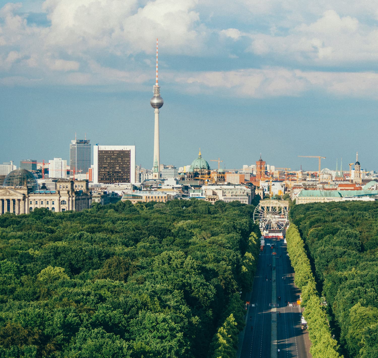 Weitsicht auf Tiergarten und MItte im Hintergrund mit dem Fernsehturm