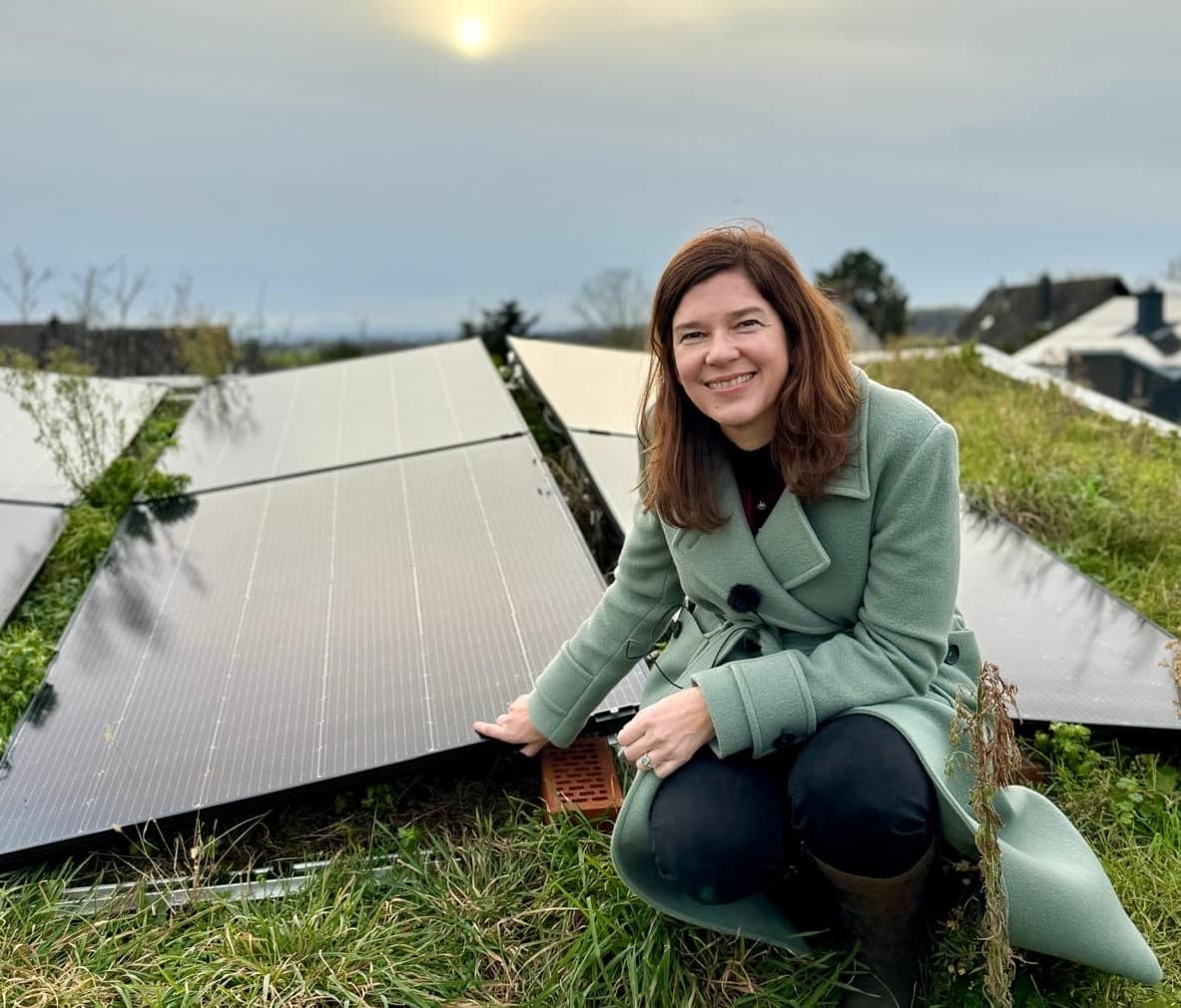 Ophelia Nick vor einer Solaranlage